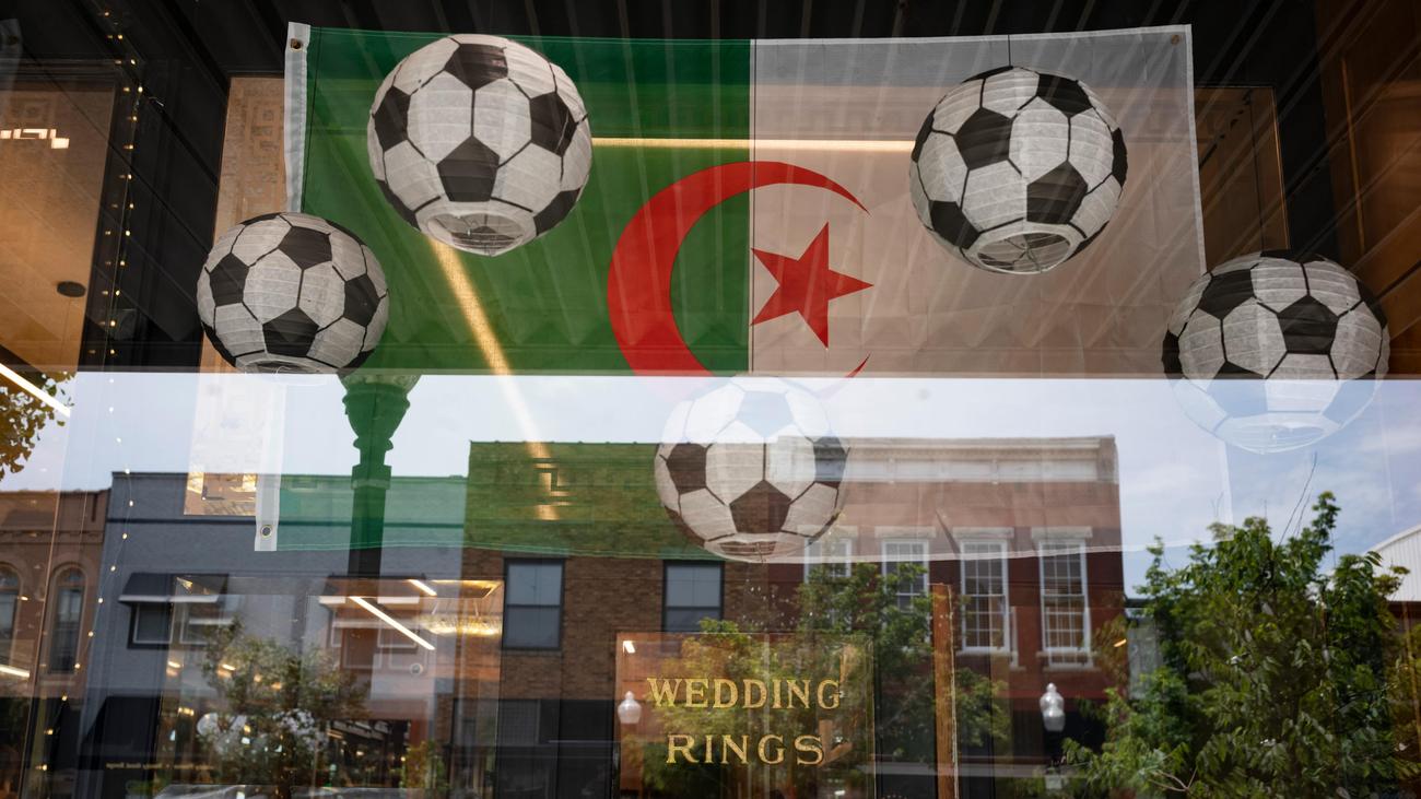 Algerische Nationalmannschaft: Lawrence für Algerien