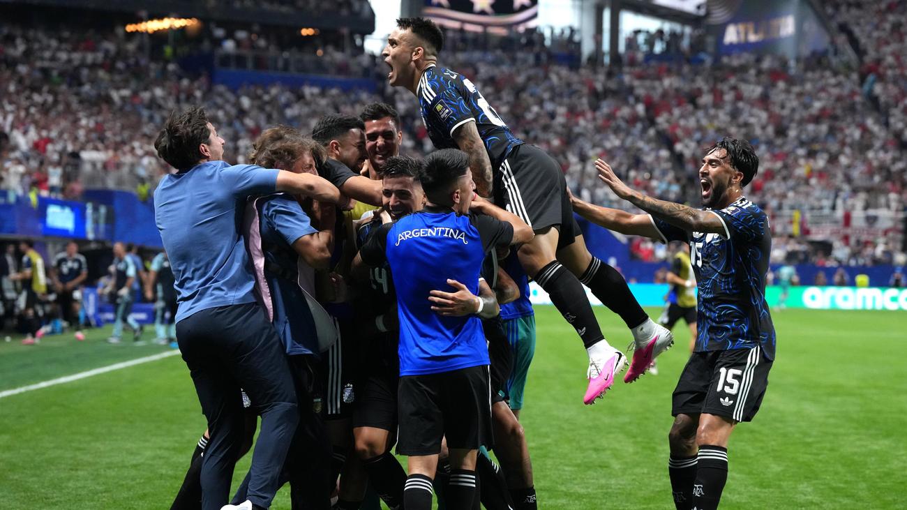 Argentinien siegt spät gegen England und steht im WM-Finale