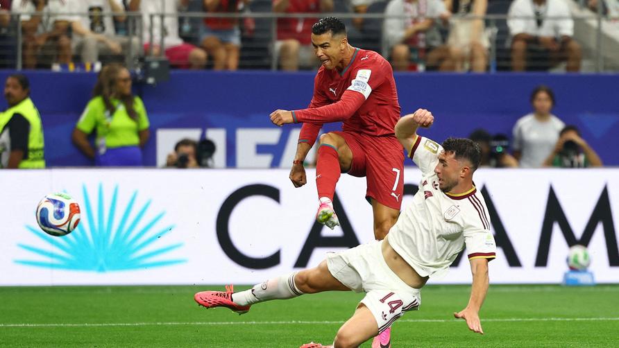 Fußball-WM 2026: Soccer Football - FIFA World Cup 2026 - Round of 16 - Portugal v Spain - Dallas Stadium, Arlington, Texas, U.S. - July 6, 2026
Spain's Aymeric Laporte in action as Portugal's Cristiano Ronaldo shoots at goal REUTERS/Kai Pfaffenbach     TPX IMAGES OF THE DAY