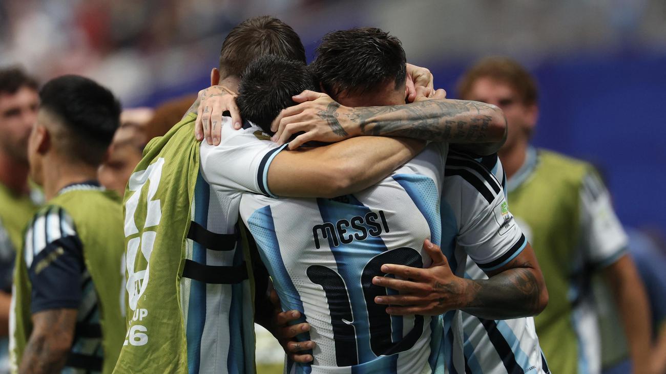 Argentinien dreht Zwei-Tore-Rückstand und steht im Viertelfinale