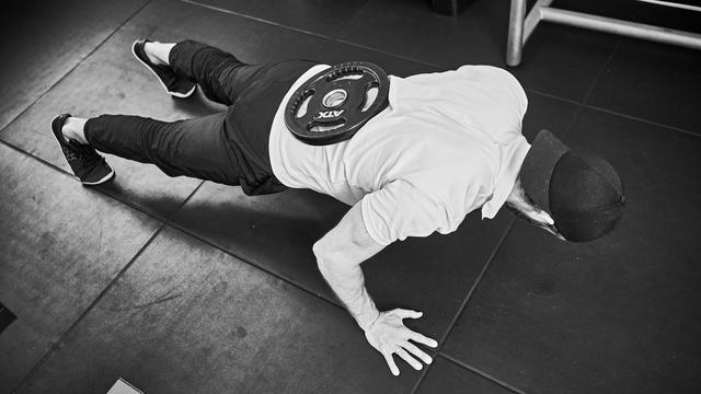 Unser Personal Trainer: Die Hantelscheibe auf dem Rücken