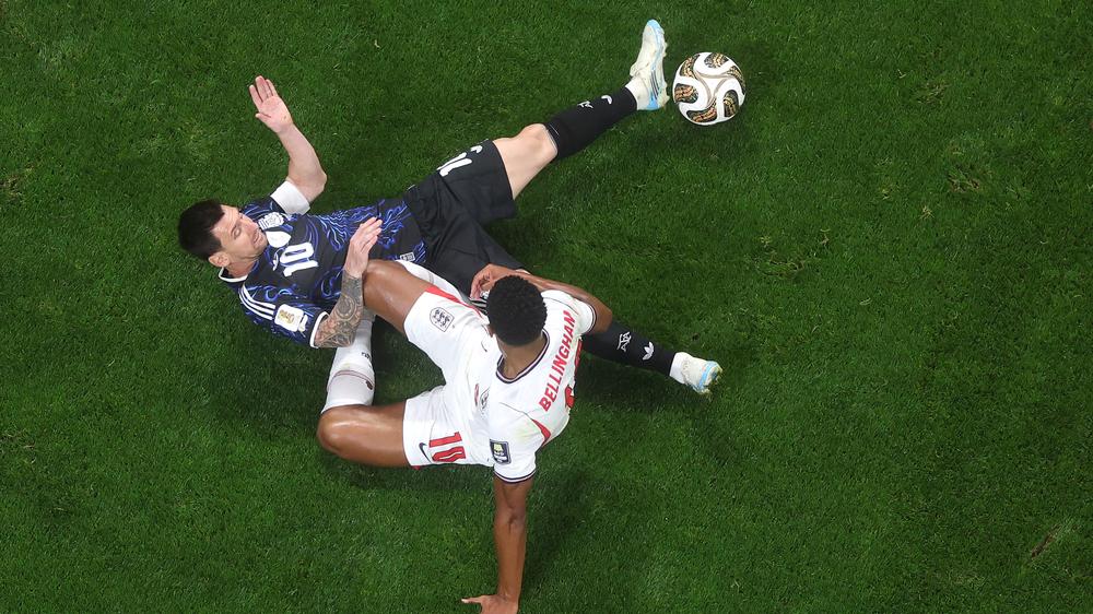 Argentinien – England: Es wurde gekämpt, gefoult, gefallen. Und dann entschied Lionel Messi, hier im Zweikampf mit Jude Bellingham, das Halbfinale zugunsten von Argentinien.