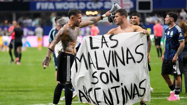 Fußball-WM: Spieler Argentiniens feiern mit Plakat zu den Falklandinseln
