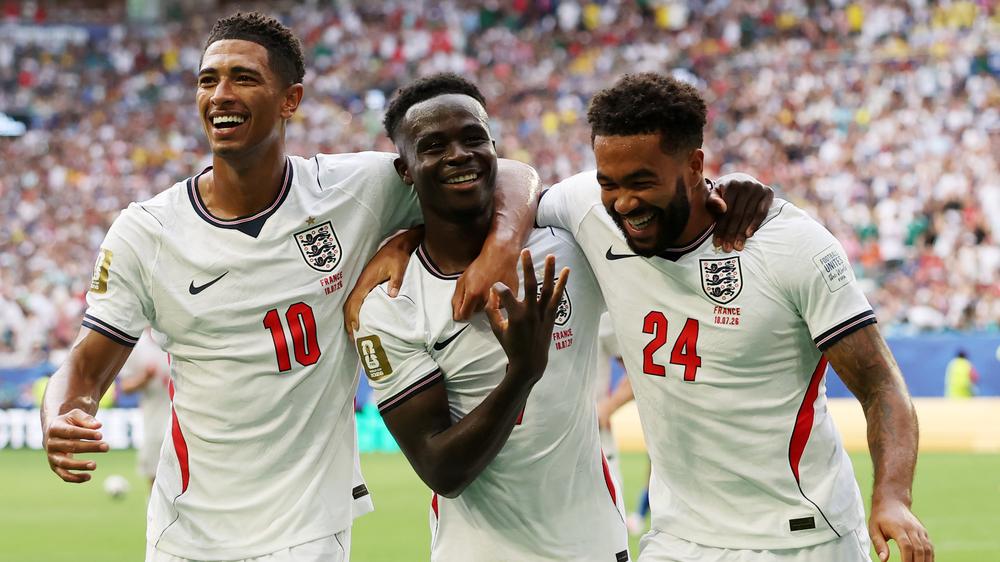 Frankreich – England: Englands Spieler Jude Bellingham und Reece James feiern Bukayo Sakas drittes Tor gegen Frankreich.