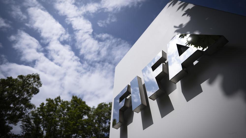  Das Fifa-Logo am Eingang zum Hauptsitz des Fußballweltverbandes.