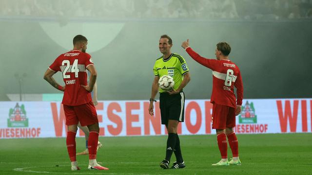 Bild: DFB-Pokal, 1. Runde: Stuttgart gewinnt klar gegen Rostock, Spielunterbrechung in Mannheim