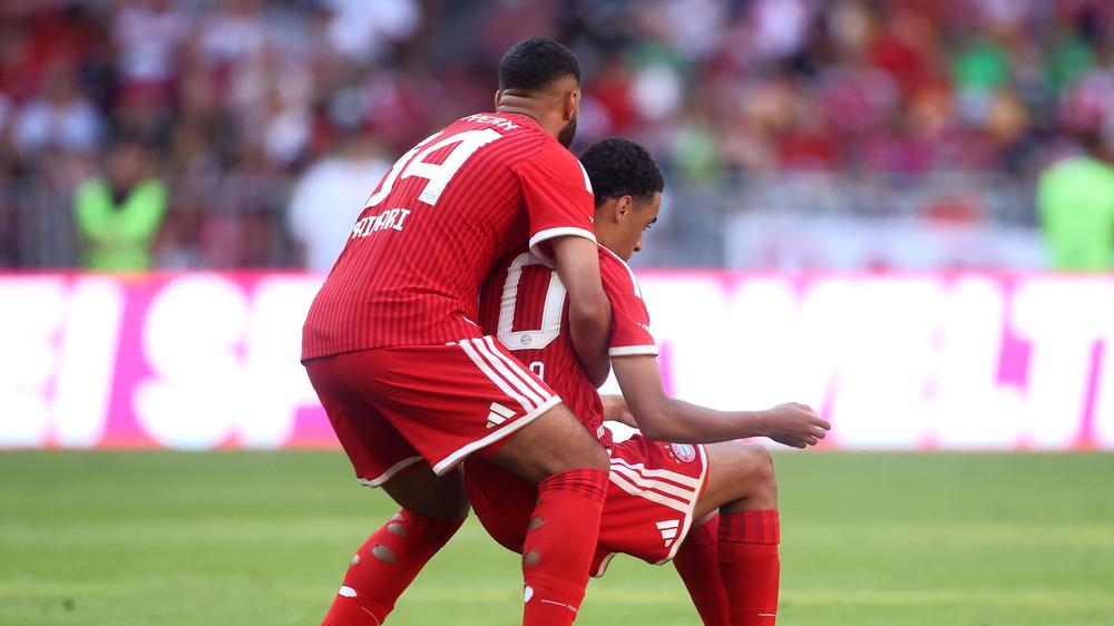Jamal Musiala: Ismael Saibari stützt Jamal Musiala während des Spiels des FC Bayern München gegen RB Leipzig.