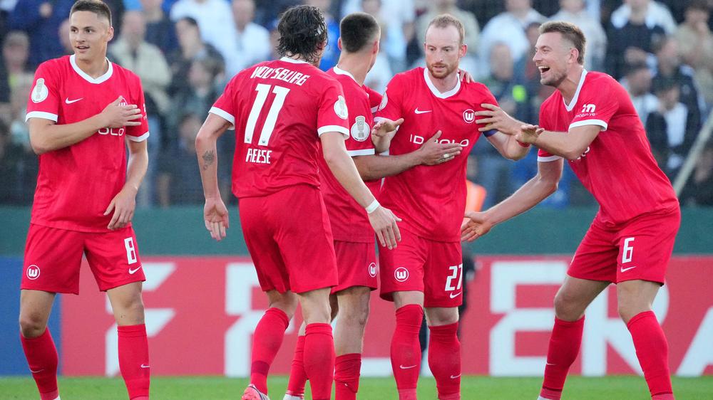  Wolfsburgs Kapitän Maximilian Arnold glich in der regulären Spielzeit zweimal aus und sicherte dem VfL damit den Einzug in die zweite Runde des DFB-Pokals.