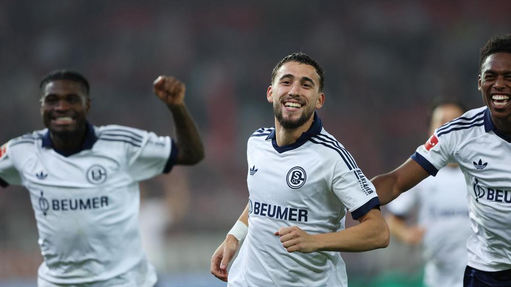  Adil Aouchiche schoss das zweite Tor für den FC Schalke 04.