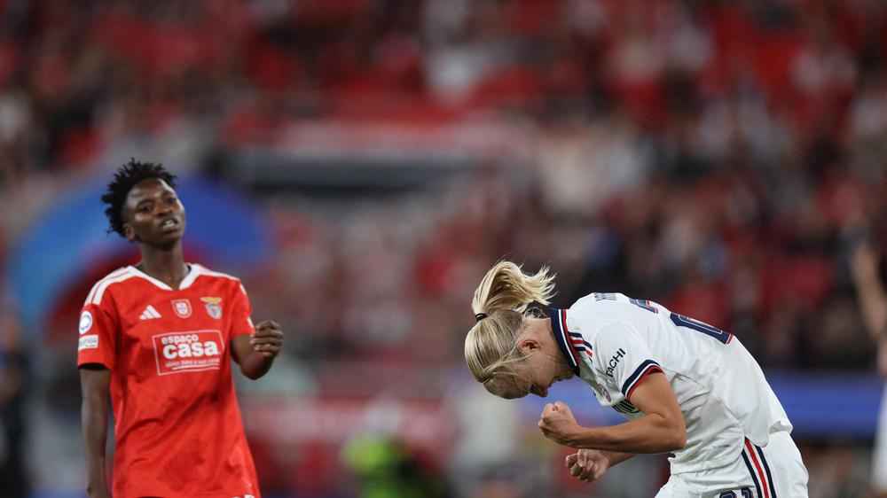 Champions League der Frauen: Die dänische Stürmerin Pernille Harder vom FC Bayern München jubelt nach dem zweiten Tor ihrer Mannschaft.