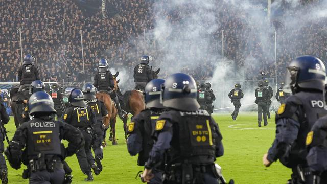 SV Waldhof – 1. FC Kaiserslautern: Polizei gründet Ermittlungsgruppe nach Krawallen bei DFB-Pokalderby