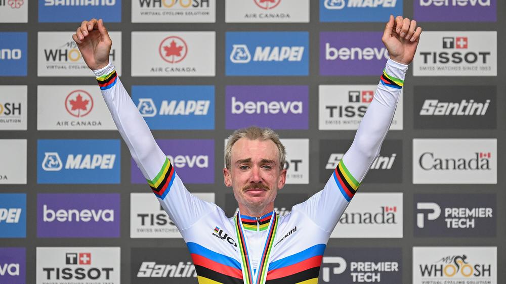 Rad-WM in Montréal: Weltmeisterschaft in Montréal: Brandon McNulty (USA) jubelt auf dem Podium über seinen Sieg im Straßenrennen der Elite-Männer.