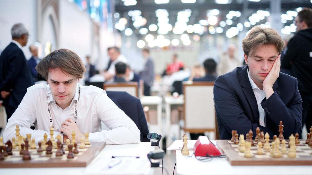Schacholympiade: Matthias Blübaum (links) und Vincent Keymer in Samarkand