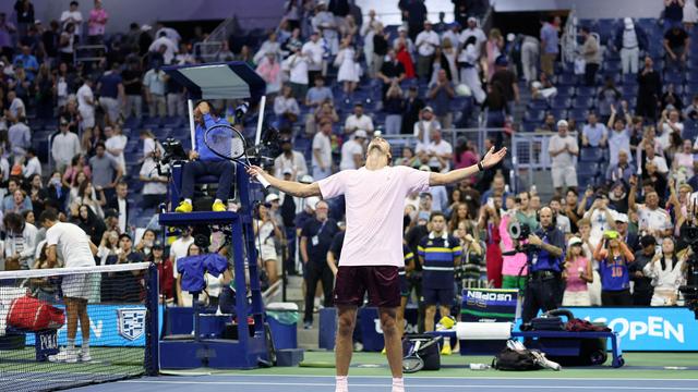 Tennis: Alexander Zverev zieht in die zweite Runde der US Open ein