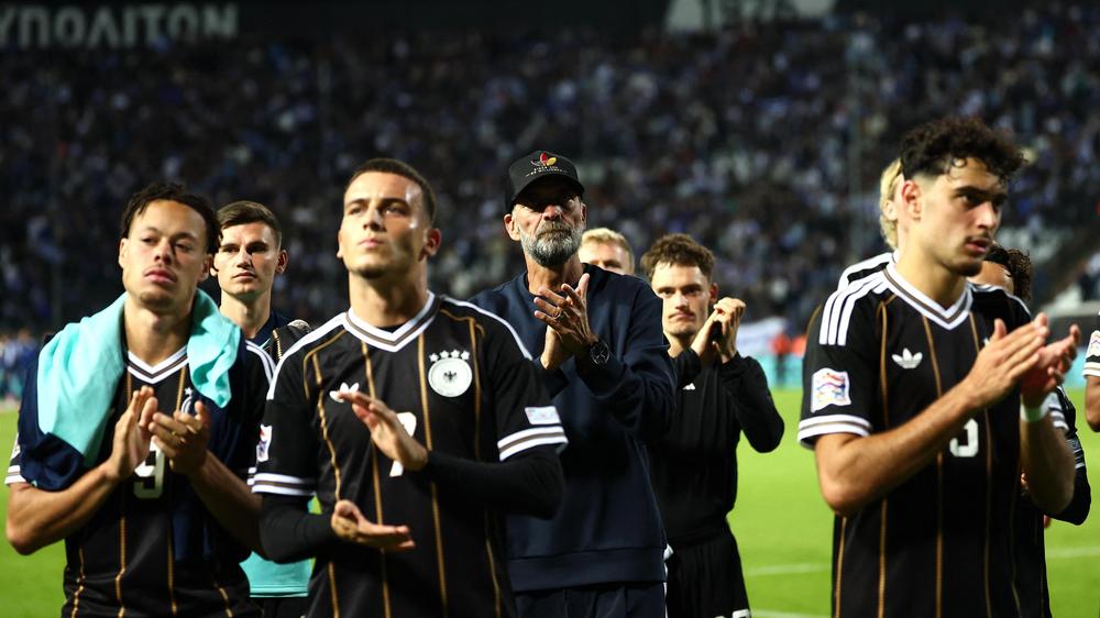 Unentschieden gegen Griechenland: Bundestrainer Jürgen Klopp (Mitte, Deutschland) und seine Spieler bedanken sich nach dem Spiel gegen Griechenland bei den mitgereisten Fans.