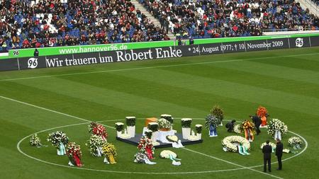 Trauerfeier Robert Enke Fussballdeutschland Gedenkt Seines Toten Tormanns Zeit Online