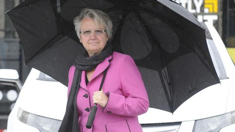 Die Bundesbildungsministerin im Regen