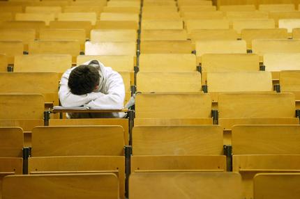 Student schläft im Hörsaal der Freien Universität Berlin