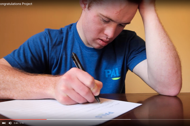 Jugendliche mit Down-Syndrom schreiben Briefe an werdende Eltern