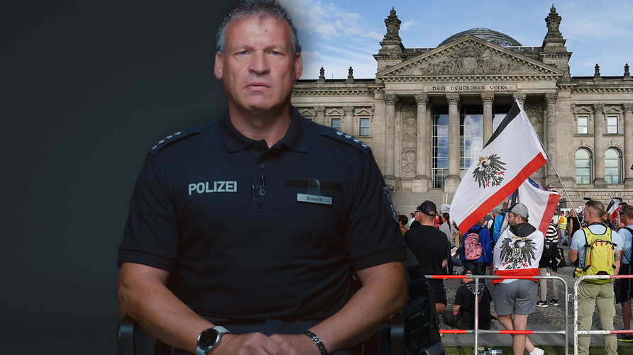 Polizeihauptkommissar Karsten Bonack und im Hintergrund ein Bild des Reichstaggebäudes