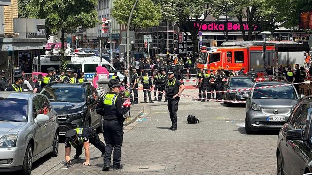 Reeperbahn in Hamburg: Polizei schießt auf Mann mit Spitzhacke auf Reeperbaahn
