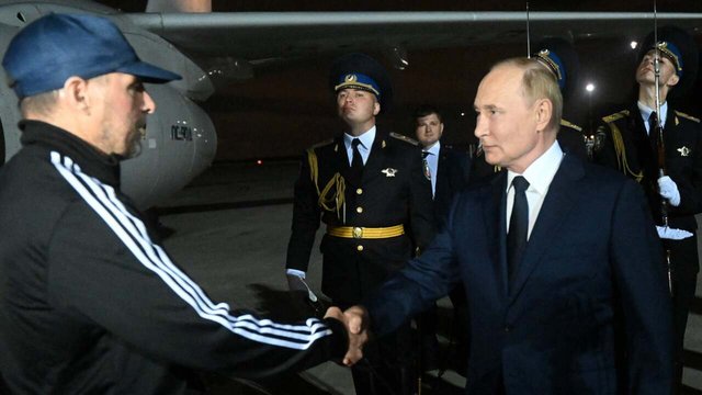 Gefangenenaustausch: Putin begrüßt russische Mörder, Spione und Hacker in Moskau