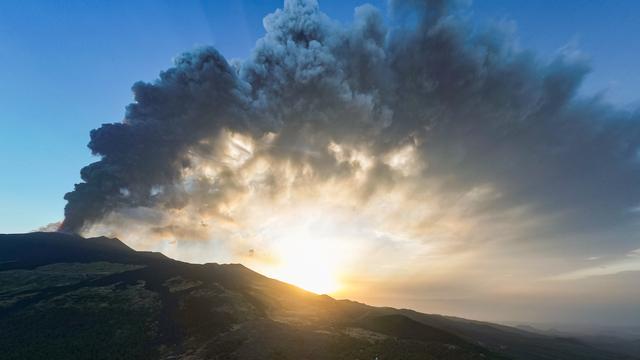 Italien: Vulkan Ätna auf Sizilien spuckt Asche und Lava