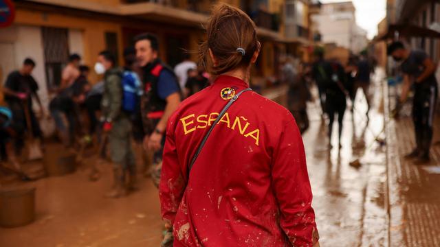 Folgen der Flut in Spanien: Anwohner patrouillieren mit Stöcken gegen Plünderer