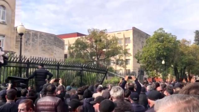 Abchasien: Demonstranten stürmen Parlamentsgebäude in Georgien