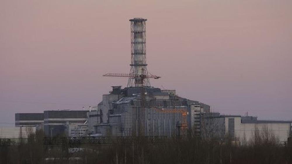 Reaktorunglück: Der alte Schutzmantel um den Unglücksreaktor Tschernobyl wurde vor zwei Jahren stabilisiert. Nun soll eine gigantische Stahlhalle über die Ruine geschoben werden
