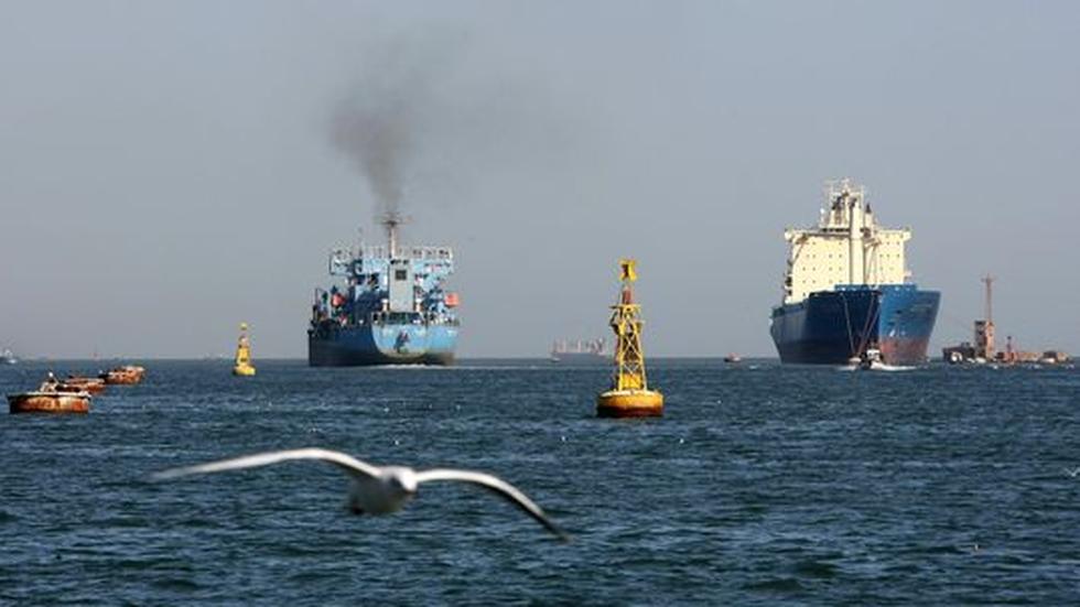 Schiffe im Suezkanal auf dem Weg nach Norden
