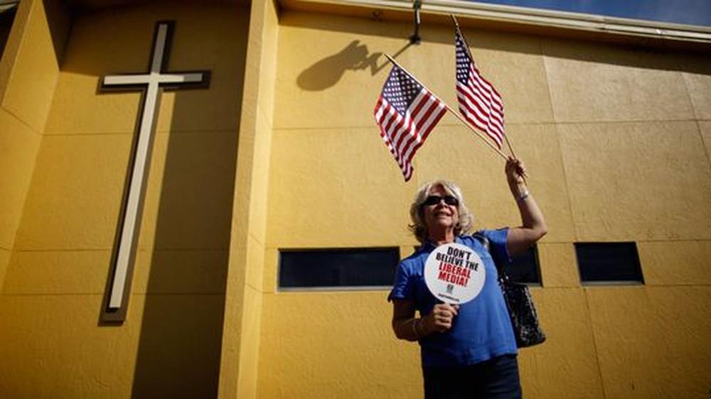 USA: Republikanerin vor einem Kirchenzentrum in Orlando, Florida