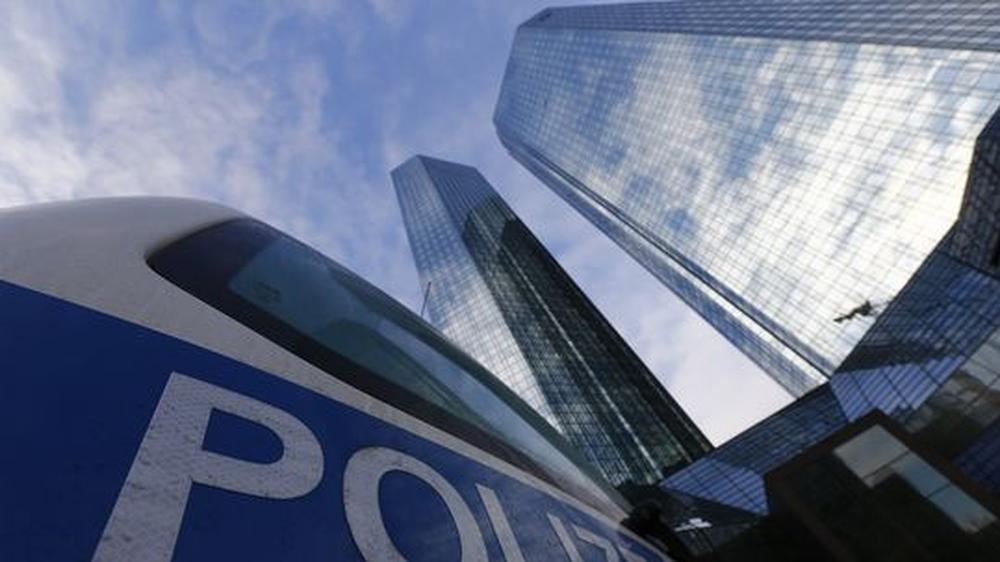 Deutsche Bank: Polizeiautos vor dem Sitz der Deutschen Bank in Frankfurt am Main