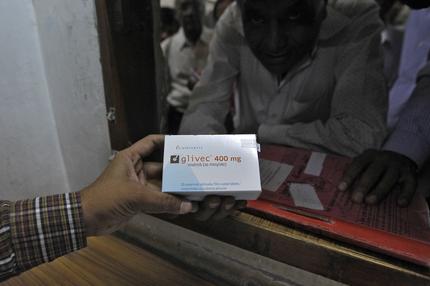 Ein Mann kauft in einem Hospital in Ahmedabad/Indien das Novartis-Präparat Glivec.