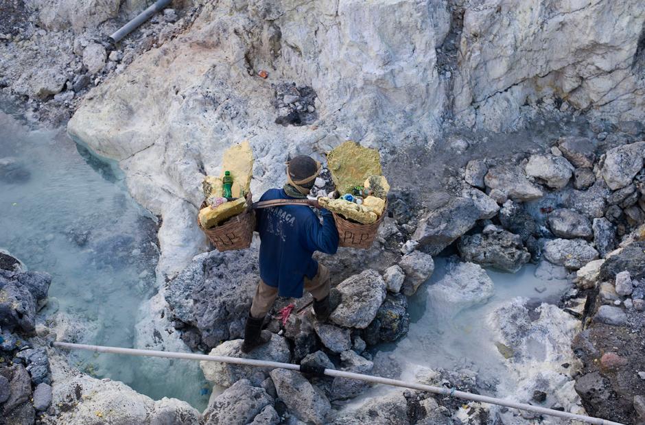 Indonesien Die Schwefelarbeiter des Ijen  Vulkans ZEIT  Indonesien Die Schwefelarbeiter des Ijen  Vulkans ZEIT