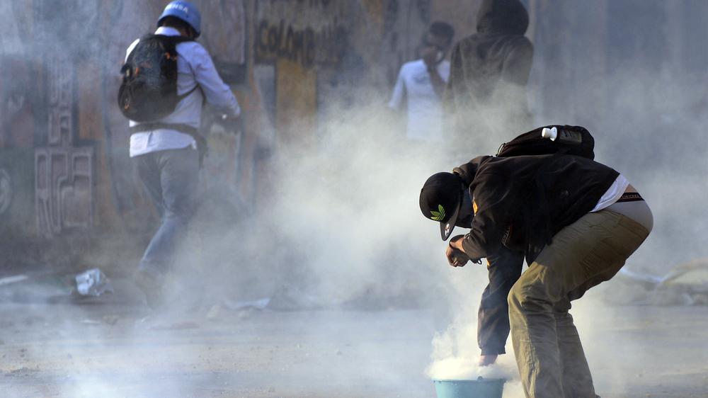 Venezuela: Demonstranten und Tränengas: Auch an Hugo Chávez' Todestag am 5. März gingen die Oppositionellen in Caracas auf die Straße – während die Regierung und ihre Anhänger Chávez in eigenen Kundgebungen gedachten. 