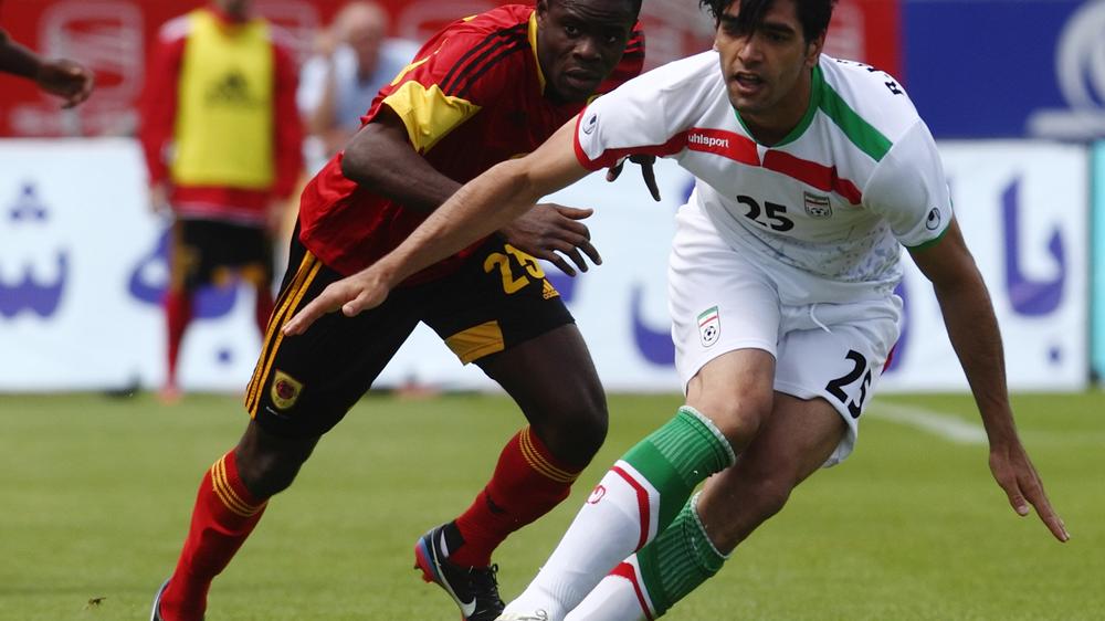 Korruption im Fußball: Der iranische Nationalspieler Reza Haghighi kämpft im Uhlsport-Trikot um den Ball