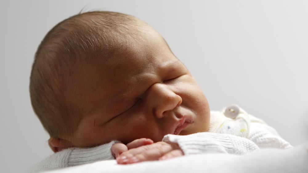 Kinderwunsch: Die Menschen in Deutschland sind uneins darüber, ob sie den Kinderwunsch durch Social Freezing auf einen späteren Zeitpunkt verschieben wollen.