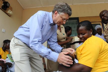 Bill Gates: Microsoft-Gründer Bill Gates verabreicht in Ghana einem Kind eine Impfung.