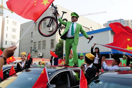 China: Der chinesische Unternehmer Chen Guangbiao tanzt im Oktober 2012 in Peking auf dutzenden Neuwagen.