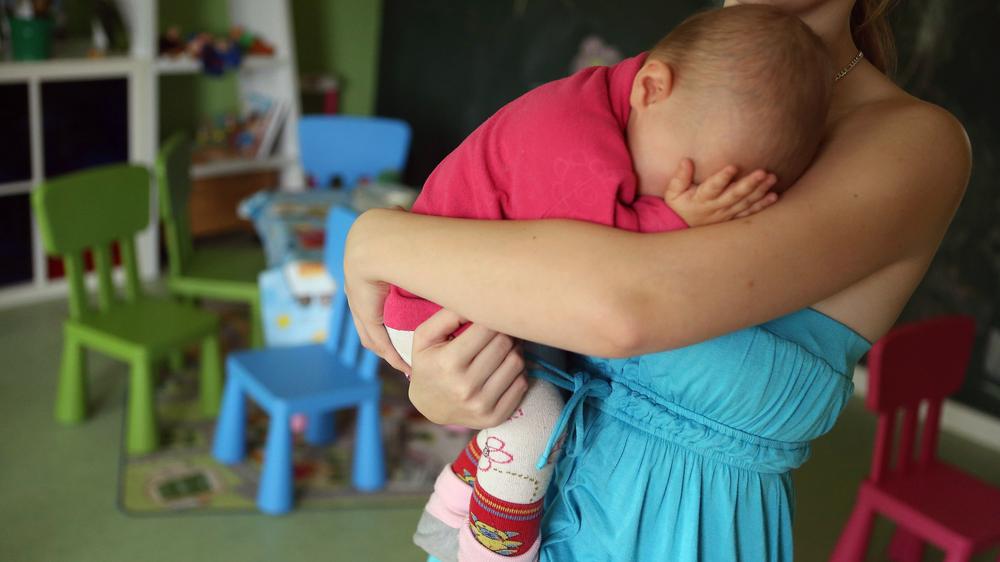 Kinderarmut: Eine alleinerziehende Mutter spielt mit ihrer elf Monate alten Tochter Lucy.