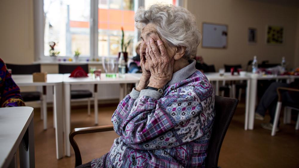 Pflege: Eine ältere Dame in einem Pflegeheim in Berlin