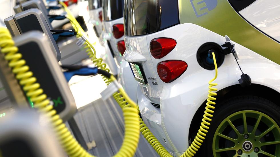 Kaufprämie für Elektroautos: Elektroautos an einer Ladestation