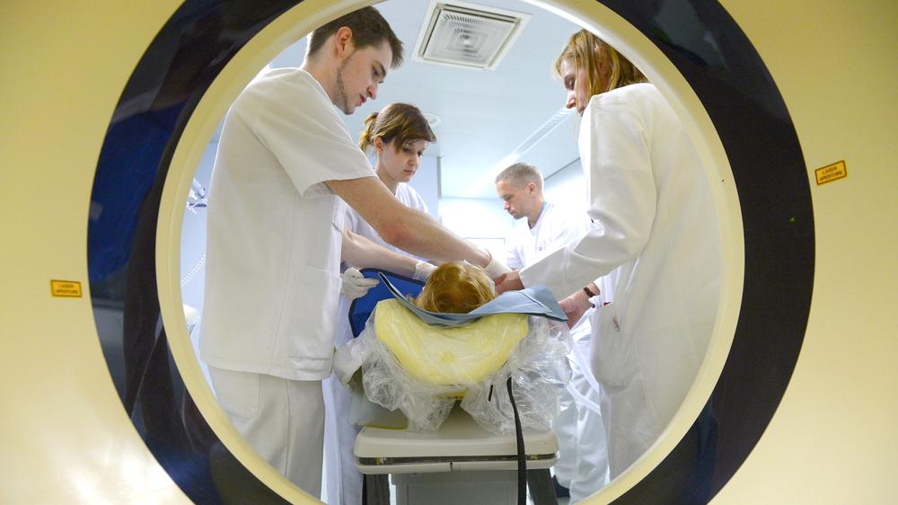 TTIP: Ärzte versorgen einen Patienten in einem Unfallkrankenhaus in Berlin. 