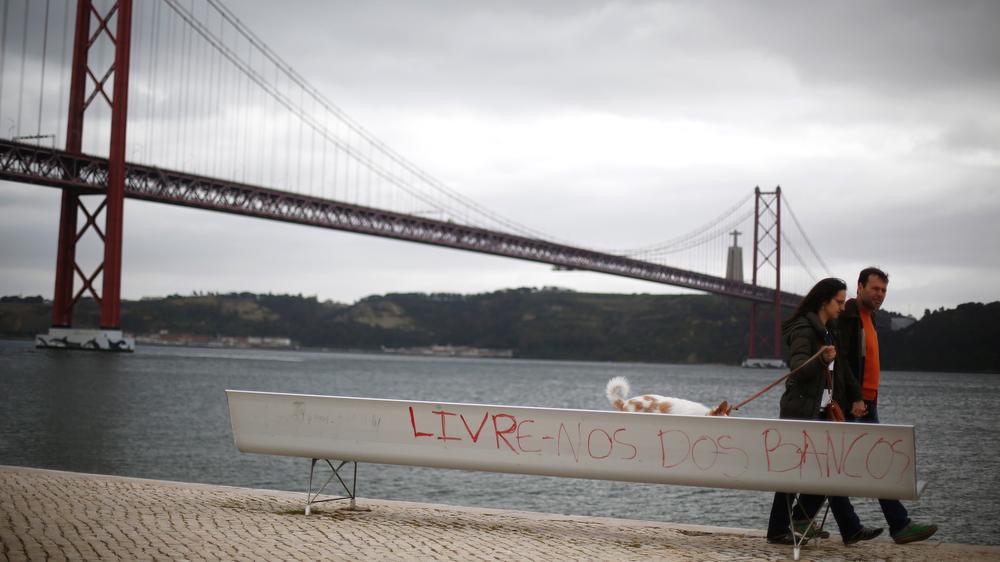 Europäische Kommission: Spaziergänger in Portugals Hauptstadt Lissabon
