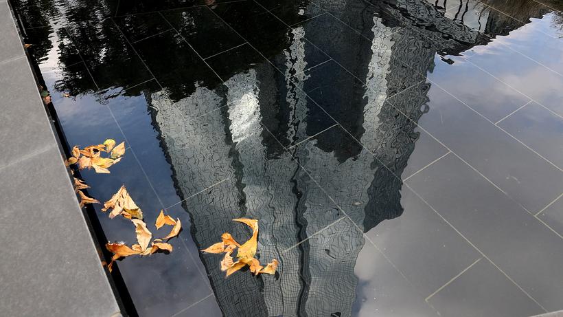 Deutsche Bank : Wasserspiegelungen des Hauptquartiers der Deutschen Bank in Frankfurt am Main