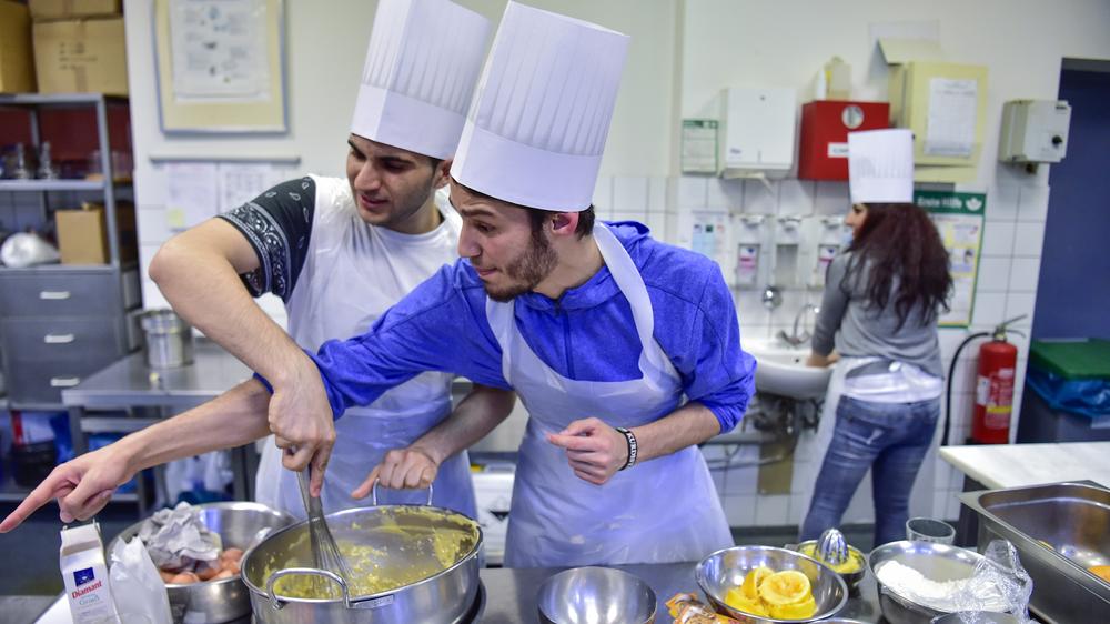 Flüchtlinge: Syrische Flüchtlinge lernen in einem Berliner Trainingszentrum das Kochen.