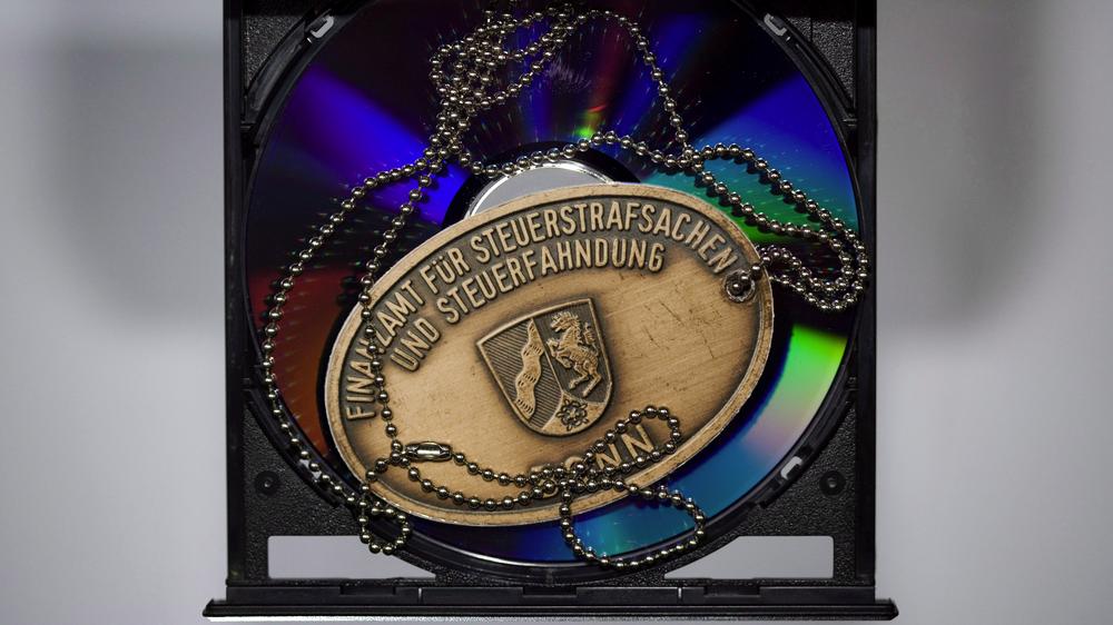 Nordrhein-Westfalen: Eine CD in einem Finanzamt in Bonn (Archivbild)