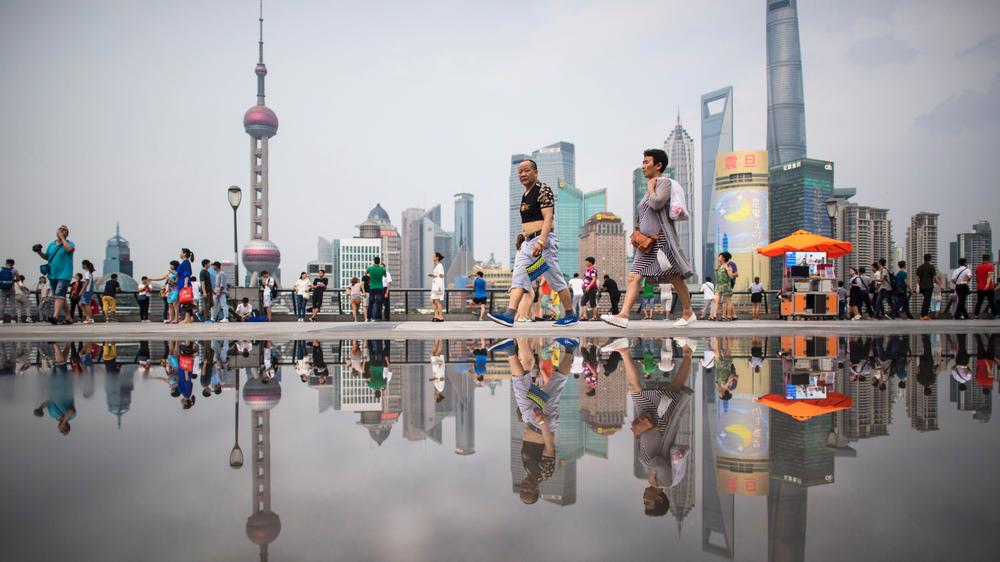 Deutscher Handel: Passanten im Bankenviertel Pudongs in Shanghai
