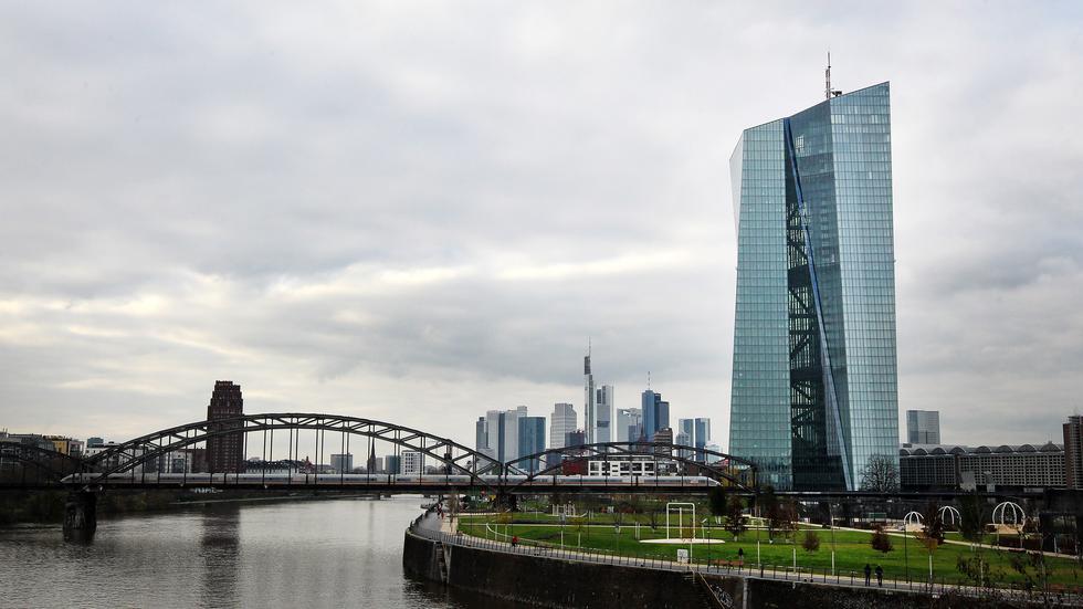 EZB: Die Europäische Zentralbank in Frankfurt am Main mit der Skyline der Bankentürme im Hintergrund